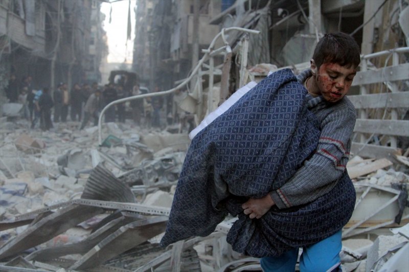 Suriye'de rejime ait helikopterlerin Halep'te muhaliflerin denetimindeki beldelere