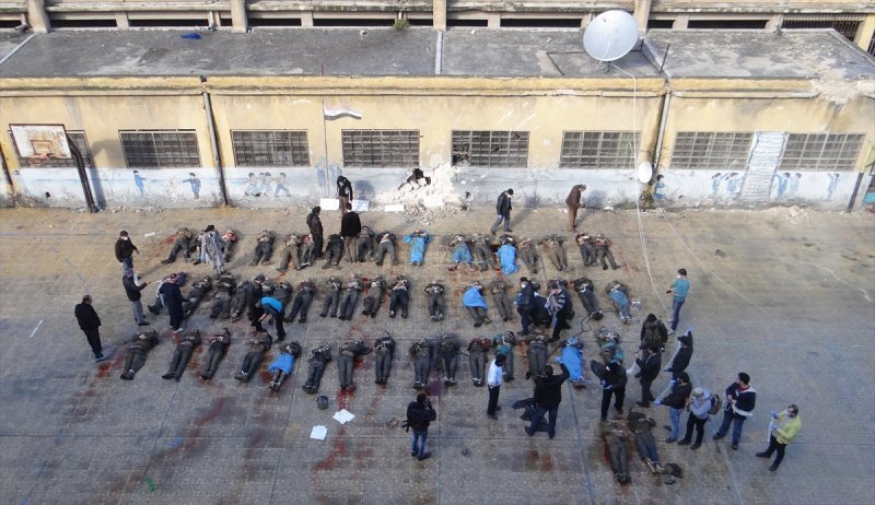 Suriye'de, Esad'e bağlı güçler tarafından işkence ile öldürüldükten sonra 29 Ocak -15 Mart 2013 tarihleri arasında nehre atılan, aralarında çocuk ve yaşlıların da bulunduğu 220 sivile ait yeni fotoğraf ve görüntüler ortaya çıktı. (Tarih: 28/01/2014)
