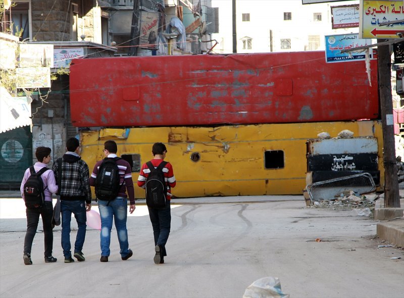 Uzun zamandan beri şiddetli çatışmaların yaşandığı Halep'te muhalifler sivil halkı rejimin keskin nişancılarından korumak amacıyla Bustan El Kasr, Salahaddin ile Sahur bölgelerinde hurda otobüslerle sokak ve caddeleri kapattı. (Tarih: 17/03/2015)