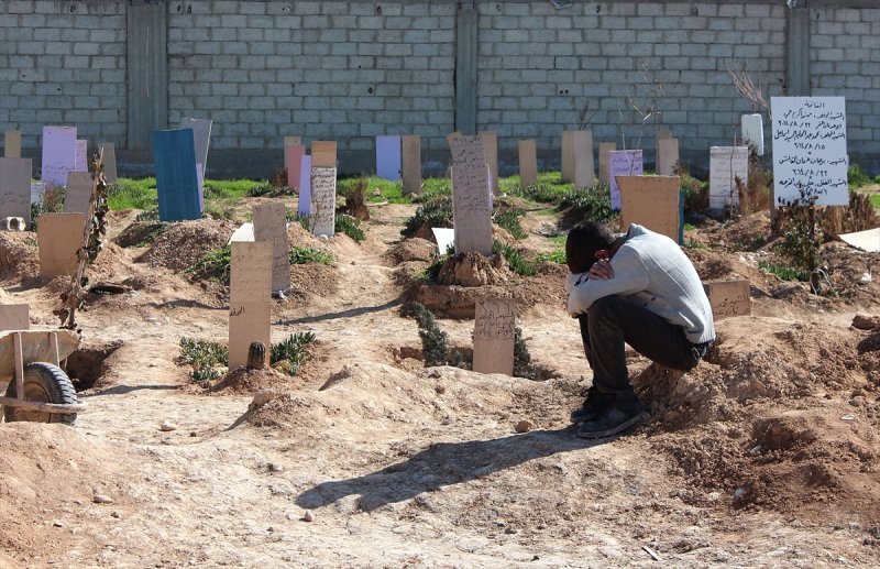 Suriye ordusuna ait savaş uçaklarının başkent Şam'ın Arbin bölgesine düzenlediği hava saldırılarında hayatını kaybeden Ahmed Hac Ahmed (12), son yolculuğuna uğurlandı. Cenazede Hac Ahmed'in yakınları üzüntü yaşadı. (Tarih: 05/02/2015)