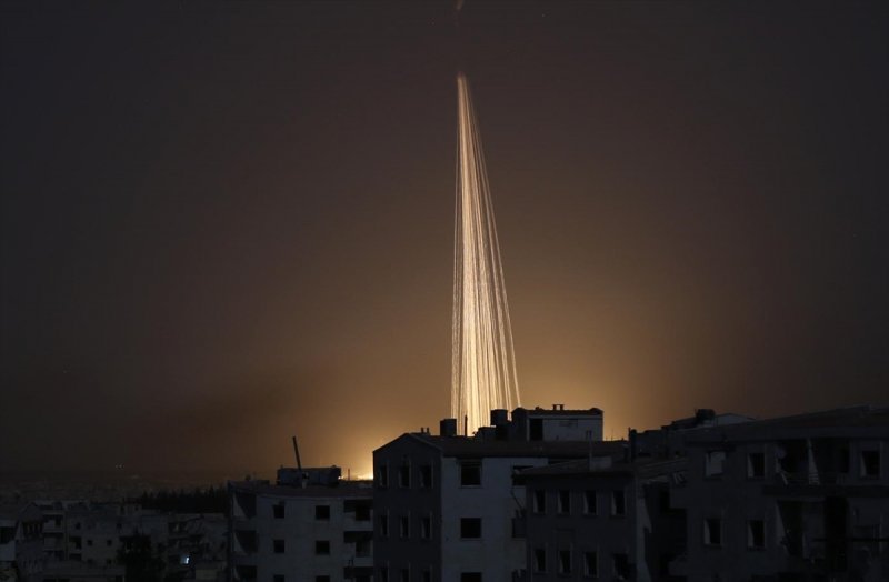 Rus ordusuna ait savaş uçakları, Halep'te muhaliflerin kontrolünde yer alan Kafr Hamra beldesindeki yerleşim yerine hava saldırısı düzenledi. Saldırıda ''fosfor'' bombası kullanıldığı iddia edildi. (Tarih: 22/06/2016)