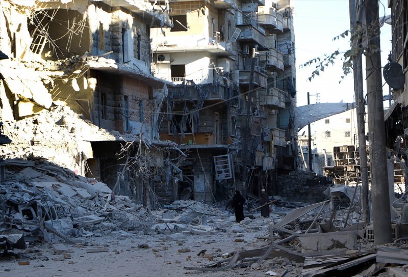 Rusya ve rejime ait savaş uçakları, Halep kent merkezinde Esad güçlerinin kuşatmasındaki Bustan el Kasr semtine hava saldırısı düzenledi. Saldırıda, bölgedeki binalar hasar gördü. (Tarih: 24/09/2016)