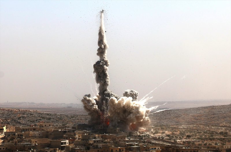 Rus ordusuna ait bir savaş uçağı, Halep'in batısındaki Daret İzza ilçesinde yerleşim yerini bombaladı. Rus uçağının bombaladığı yerden dumanlar yükseldi. (Tarih: 04/10/2016)