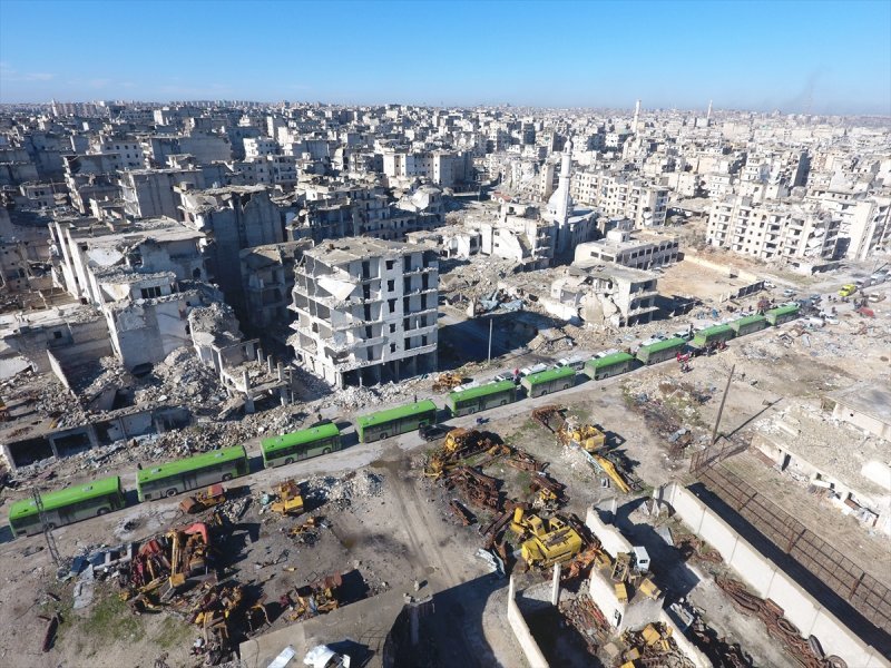 Beşşar Esad rejimi ordusu ile İran komutasındaki Şii milislerlerin kuşatması altındaki Doğu Halep'te bulunan sivillerin tahliyesi için yeşil otobüsler, Ameriyye bölgesindeki geçiş noktasında bekledi. (Tarih: 15/12/2016)
