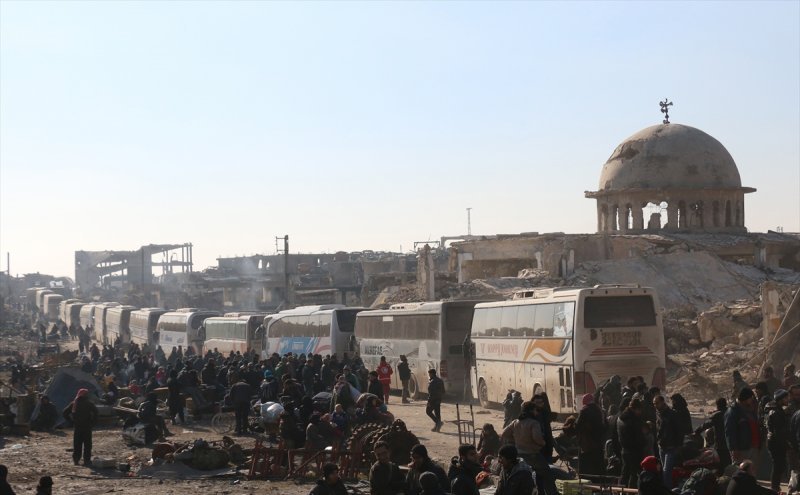Beşşar Esad rejimi ordusu ve rejim yanlısı yabancı terörist grupların kuşatmasındaki Doğu Halep'te bulunan siviller Ameriyye bölgesindeki geçiş noktasında tahliye edilmeyi bekledi. (Tarih: 19/12/2016)