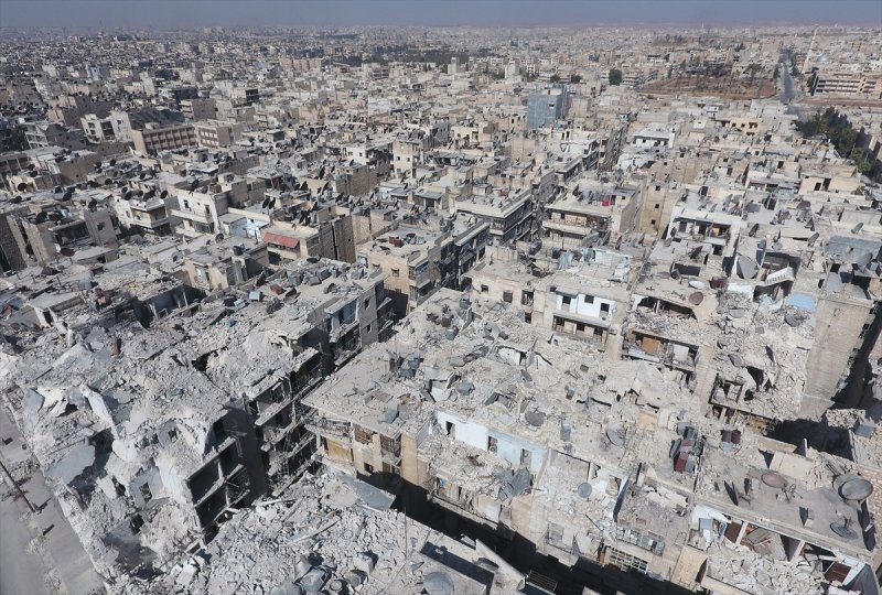 Suriye'nin kuzeyinde 4 yıldır Beşşar Esad rejimi, son 1 yıldır da Rusya'nın şiddetli saldırılarına hedef olan Halep'teki tahribat, havadan görüntülendi. AA ekiplerinin insansız hava aracı (İHA) ile çektiği görüntüler, Özgür Suriye Ordusu'nun Halep'e girdiği 22 Temmuz 2012'den bu yana ağır saldırı altında olan kentin Tarık el-Bab semtindeki yıkımı gözler önüne serdi. (Tarih: 07/10/2016)
