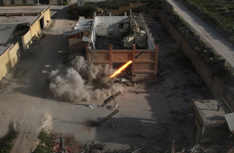 Suriyeli muhalifler, terör örgütü PKK'nın Suriye'deki uzantısı PYD'nin kontrol ettiği Şeyh Maksud bölgesine, füzelerle saldırdı. (Tarih: 05/04/2016)