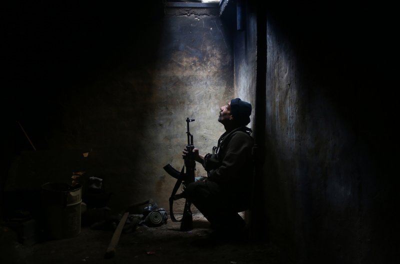 Suriye'nin başkenti Şam'ın Doğu Guta bölgesindeki Arbin beldesine sızmaya çalışan Esad güçleri ile muhalif Feylek er Rahman bağlı birlikleri arasında çatışma çıktı. Çatışmaya katılan bir muhalif mevzide bekledi. (Tarih: 25/01/2016)