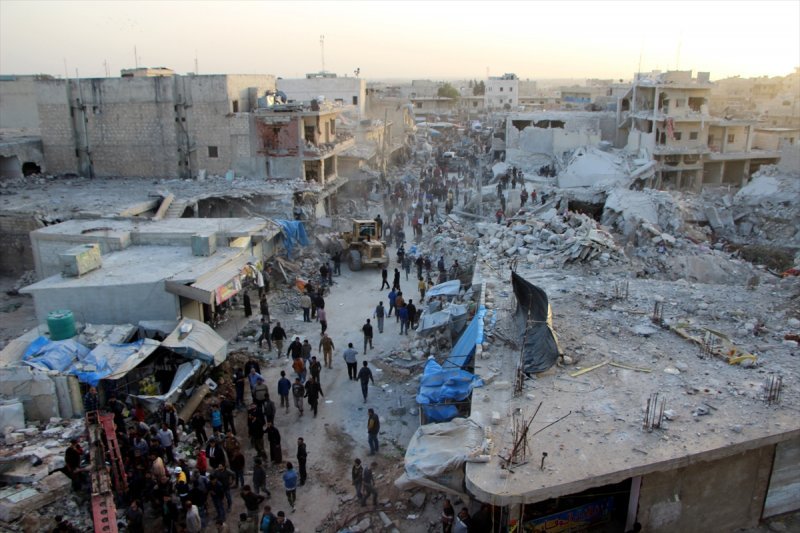 Halep'in batısındaki Etarib'de pazar yerine gerçekleştirilen hava saldırısında en az 43 kişinin yaşamını yitirdiği bildirildi. Saldırı sonrası bölgeye gelen sivil savunma ekipleri ve vatandaşlar, arama kurtarma çalışması başlattı. (Tarih: 14/11/2017)