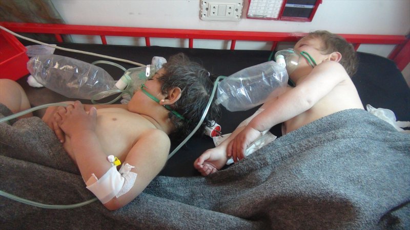 Beşşar Esad rejiminin, ülkenin kuzeyindeki İdlib ilinin Han Şeyhun beldesine düzenlediği klor gazlı saldırısında çok sayıda kişi hayatını kaybetti. Gazdan etkilenen çoğunluğu çocuklardan oluşan siviller, sahra hastanelerinde tedavi altına alındı. (Tarih: 04/04/2017)