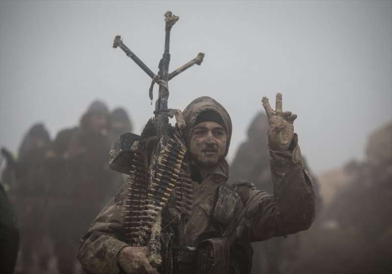 Türk Silahlı Kuvvetleri (TSK), Özgür Suriye Ordusu (ÖSO) ile Zeytin Dalı Harekatı kapsamında terör örgütü PYD/PKK'nın işgalindeki Afrin'e doğusundaki Azez'den başlattığı operasyon devam etti. Operasyonda ÖSO mensupları da (fotoğrafta) yer alıyor. (Tarih: 23/01/2018)