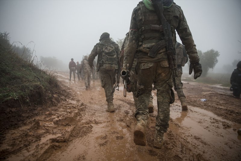 Türk Silahlı Kuvvetleri (TSK), Özgür Suriye Ordusu (ÖSO) ile Zeytin Dalı Harekatı kapsamında terör örgütü PYD/PKK'nın işgalindeki Afrin'e doğusundaki Azez'den başlattığı operasyon devam etti. (Tarih: 23/01/2018)