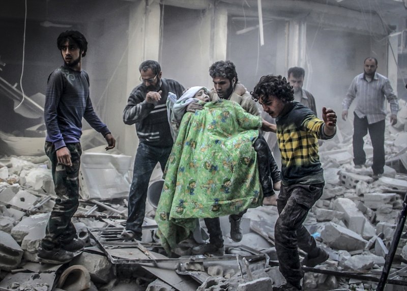 Suriye'de Rus ordusuna ait savaş uçaklarının Halep'te muhaliflerin kontrolünde olan Sukeri mahallesindeki yerleşim yerine saldırması sonucu ölü ve yaralıların olduğu bildirildi. Çok sayıda binanın yıkıldığı saldırıda, sivil savunma ekipleri ve vatandaşlar, enkaz altında kalanları kurtarmaya çalıştı. (Tarih: 08/11/2015)