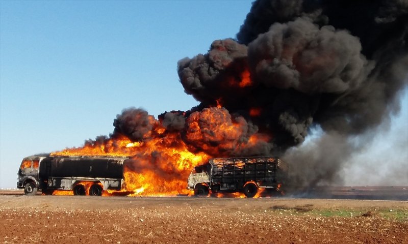Suriye'de Rus ordusuna ait savaş uçakları, Halep'in kuzeyindeki İhsin ve Kafr Nasih'ten geçen insani yardım araçlarına saldırı düzenledi. Saldırıya uğradıktan sonra yanan tır ve kamyonlardan dumanlar yükseldi. (Tarih: 04/12/2015)