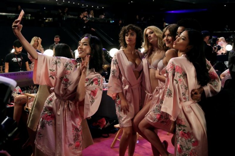 Victoria's Secret Şanghay'da yürekleri hoplattı