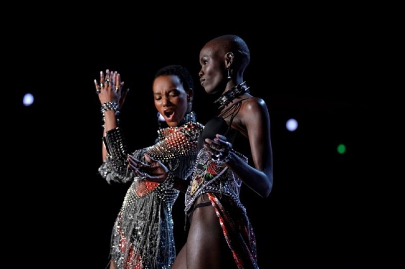 Victoria's Secret Şanghay'da yürekleri hoplattı