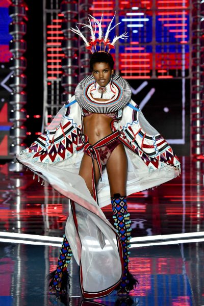 Victoria's Secret Şanghay'da yürekleri hoplattı