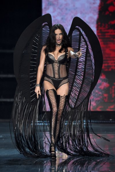 Victoria's Secret Şanghay'da yürekleri hoplattı