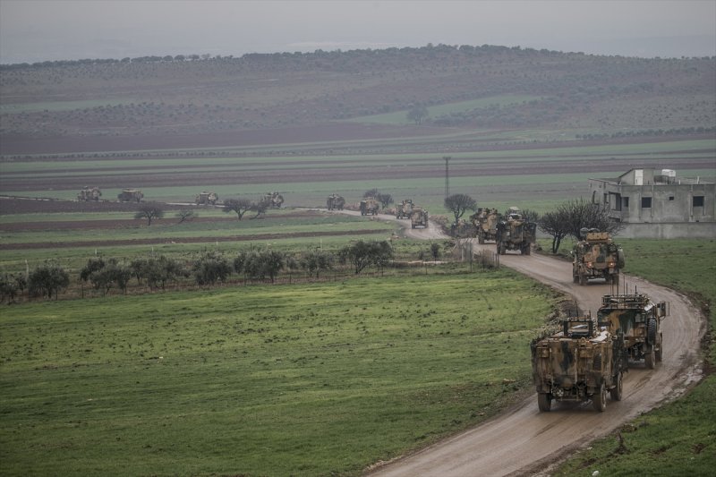 Türk Silahlı Kuvvetleri (TSK) tarafından Hatay'daki sınır birliklerine fırtına obüsü ve askeri araç sevkiyatı yapıldı.