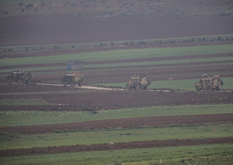 Türk Silahlı Kuvvetleri (TSK) tarafından Hatay'daki sınır birliklerine fırtına obüsü ve askeri araç sevkiyatı yapıldı.
