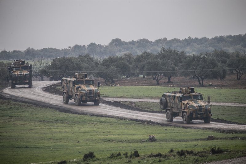 Türk Silahlı Kuvvetleri (TSK) tarafından Hatay'daki sınır birliklerine fırtına obüsü ve askeri araç sevkiyatı yapıldı.