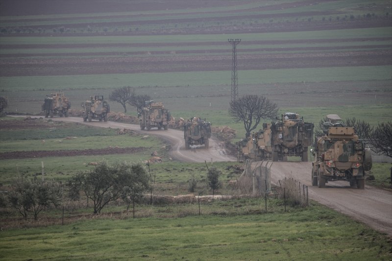 Türk Silahlı Kuvvetleri (TSK) tarafından Hatay'daki sınır birliklerine fırtına obüsü ve askeri araç sevkiyatı yapıldı.