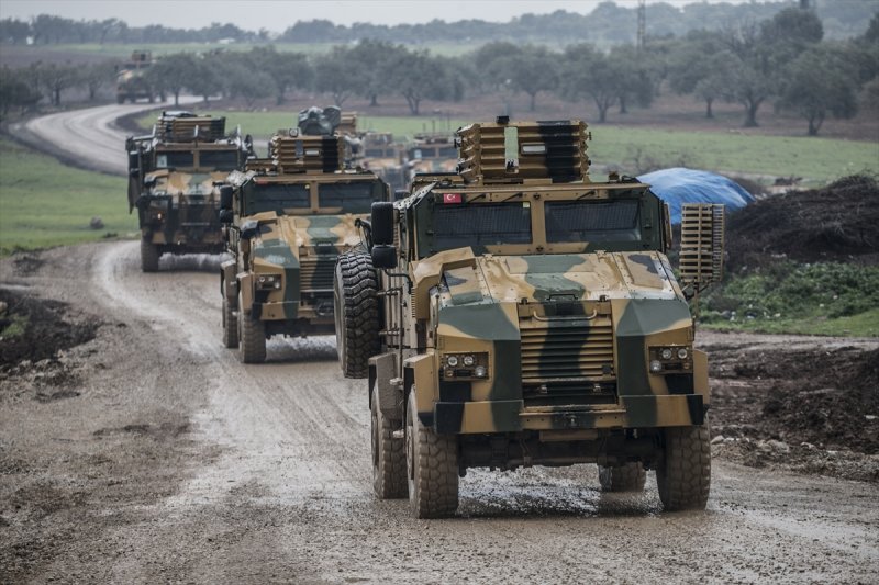 Türk Silahlı Kuvvetleri (TSK) tarafından Hatay'daki sınır birliklerine fırtına obüsü ve askeri araç sevkiyatı yapıldı.