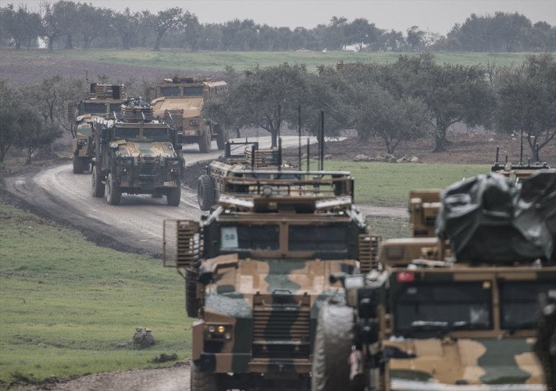 Türk Silahlı Kuvvetleri (TSK) tarafından Hatay'daki sınır birliklerine fırtına obüsü ve askeri araç sevkiyatı yapıldı.