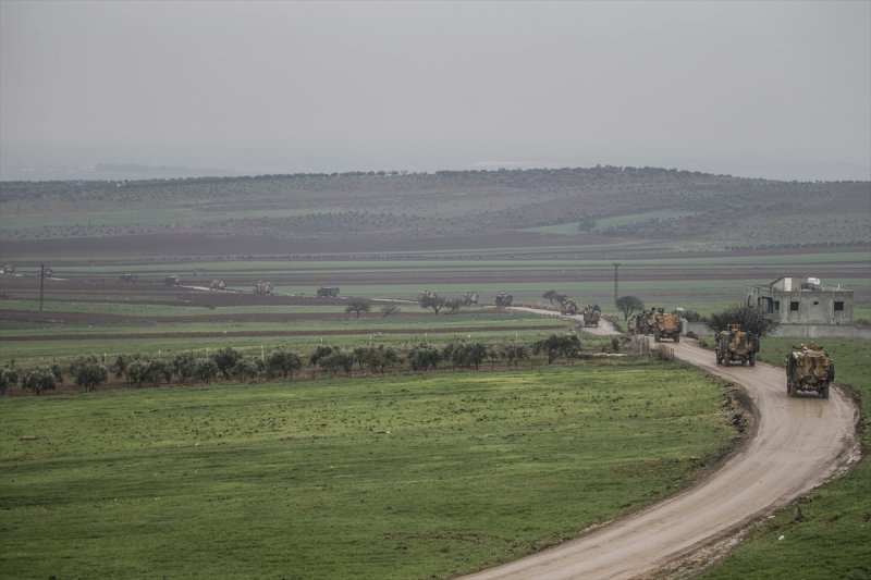 Türk Silahlı Kuvvetleri (TSK) tarafından Hatay'daki sınır birliklerine fırtına obüsü ve askeri araç sevkiyatı yapıldı.
