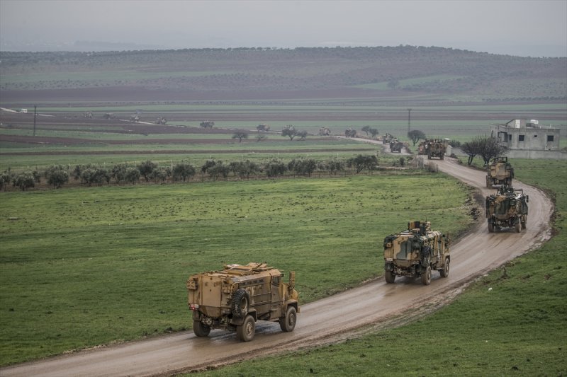 Türk Silahlı Kuvvetleri (TSK) tarafından Hatay'daki sınır birliklerine fırtına obüsü ve askeri araç sevkiyatı yapıldı.