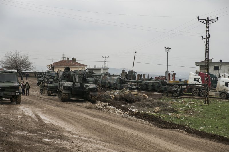 Türk Silahlı Kuvvetleri (TSK) tarafından Hatay'daki sınır birliklerine fırtına obüsü ve askeri araç sevkiyatı yapıldı.