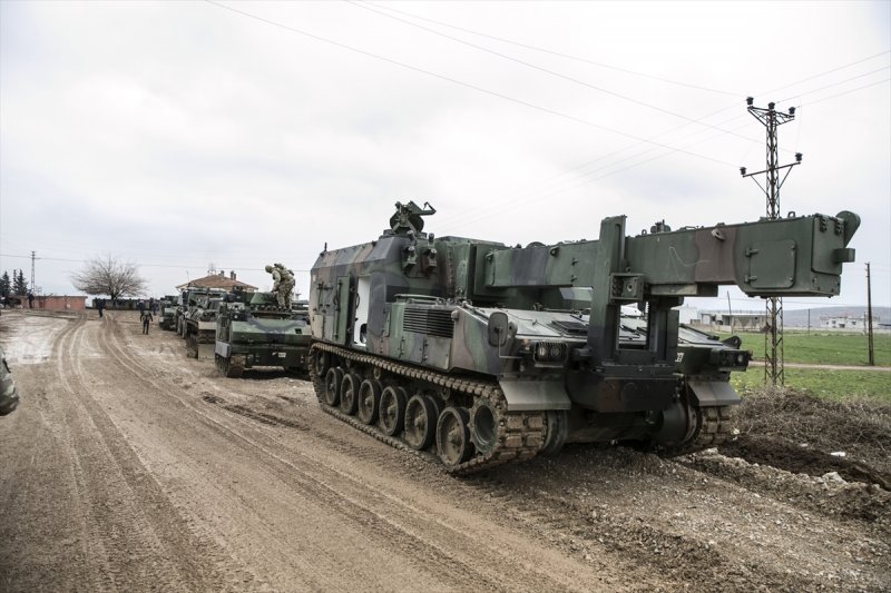 Türk Silahlı Kuvvetleri (TSK) tarafından Hatay'daki sınır birliklerine fırtına obüsü ve askeri araç sevkiyatı yapıldı.