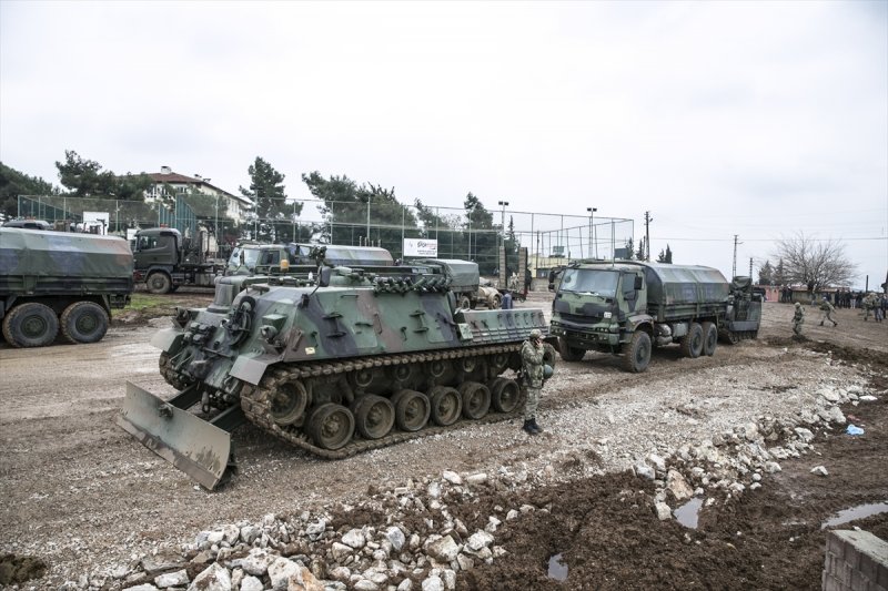 Türk Silahlı Kuvvetleri (TSK) tarafından Hatay'daki sınır birliklerine fırtına obüsü ve askeri araç sevkiyatı yapıldı.