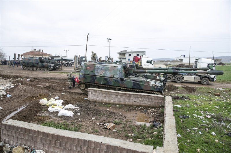Türk Silahlı Kuvvetleri (TSK) tarafından Hatay'daki sınır birliklerine fırtına obüsü ve askeri araç sevkiyatı yapıldı.