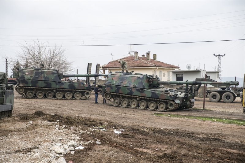 Türk Silahlı Kuvvetleri (TSK) tarafından Hatay'daki sınır birliklerine fırtına obüsü ve askeri araç sevkiyatı yapıldı.