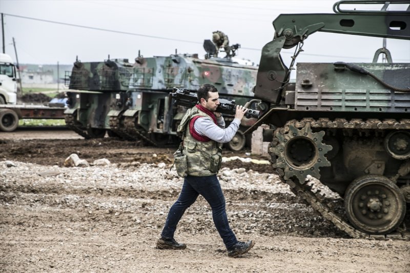 Türk Silahlı Kuvvetleri (TSK) tarafından Hatay'daki sınır birliklerine fırtına obüsü ve askeri araç sevkiyatı yapıldı.