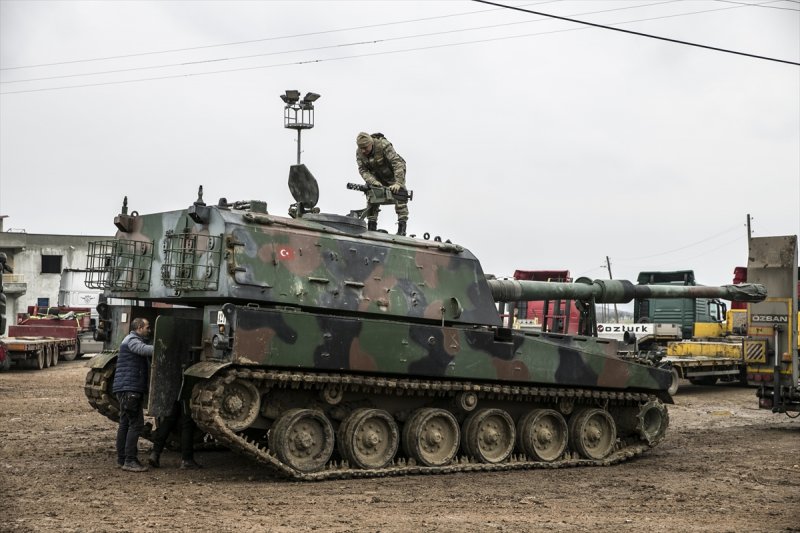 Türk Silahlı Kuvvetleri (TSK) tarafından Hatay'daki sınır birliklerine fırtına obüsü ve askeri araç sevkiyatı yapıldı.