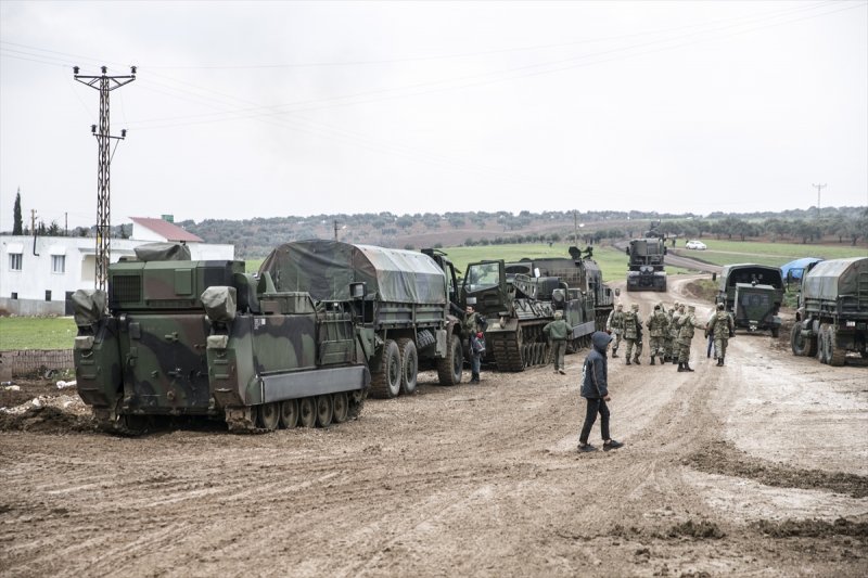Türk Silahlı Kuvvetleri (TSK) tarafından Hatay'daki sınır birliklerine fırtına obüsü ve askeri araç sevkiyatı yapıldı.