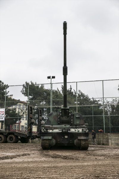 Türk Silahlı Kuvvetleri (TSK) tarafından Hatay'daki sınır birliklerine fırtına obüsü ve askeri araç sevkiyatı yapıldı.