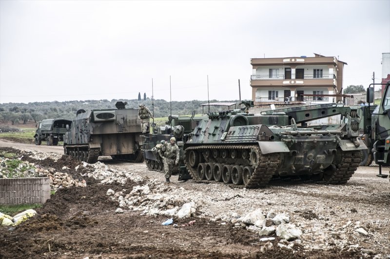 Türk Silahlı Kuvvetleri (TSK) tarafından Hatay'daki sınır birliklerine fırtına obüsü ve askeri araç sevkiyatı yapıldı.