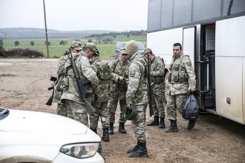 Türk Silahlı Kuvvetleri (TSK) tarafından Hatay'daki sınır birliklerine fırtına obüsü ve askeri araç sevkiyatı yapıldı.