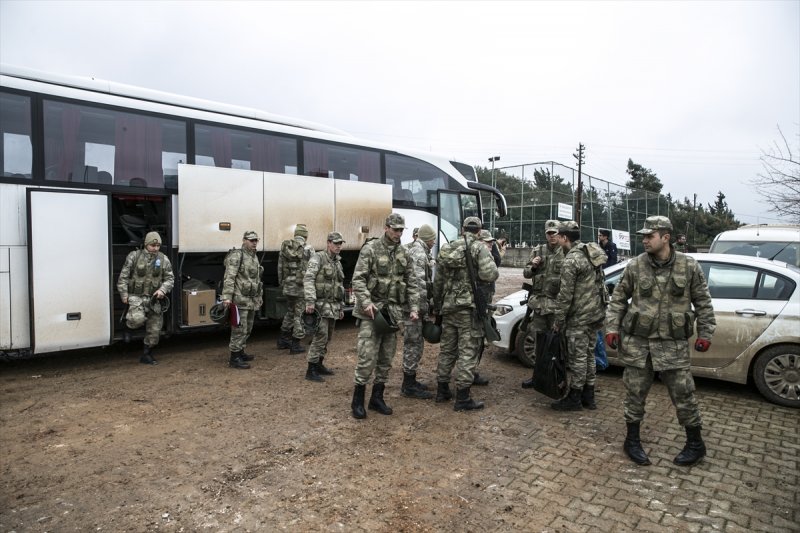 Türk Silahlı Kuvvetleri (TSK) tarafından Hatay'daki sınır birliklerine fırtına obüsü ve askeri araç sevkiyatı yapıldı.