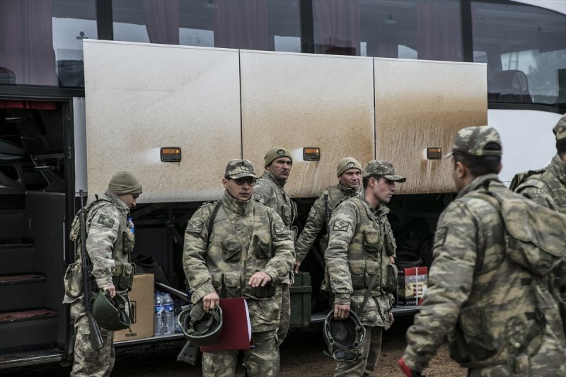 Türk Silahlı Kuvvetleri (TSK) tarafından Hatay'daki sınır birliklerine fırtına obüsü ve askeri araç sevkiyatı yapıldı.