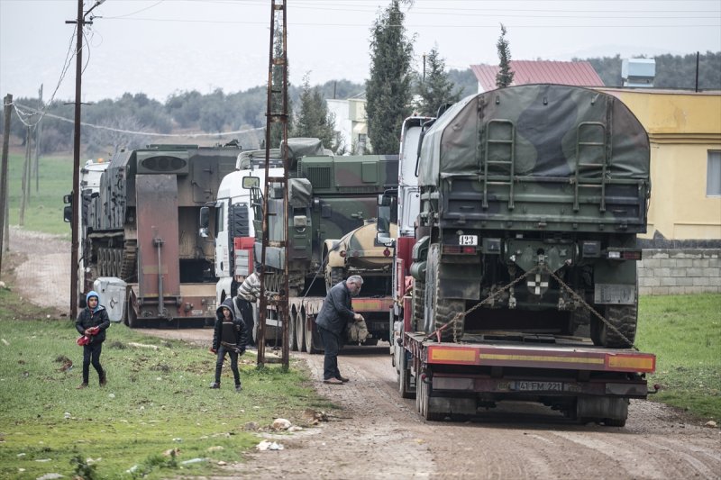Türk Silahlı Kuvvetleri (TSK) tarafından Hatay'daki sınır birliklerine fırtına obüsü ve askeri araç sevkiyatı yapıldı.