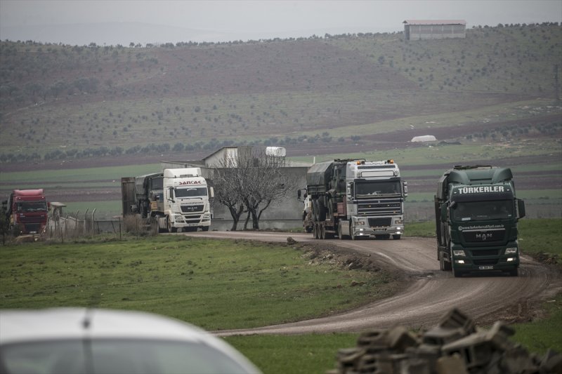 Türk Silahlı Kuvvetleri (TSK) tarafından Hatay'daki sınır birliklerine fırtına obüsü ve askeri araç sevkiyatı yapıldı.