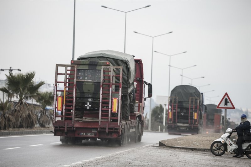 Türk Silahlı Kuvvetleri (TSK) tarafından Hatay'daki sınır birliklerine fırtına obüsü ve askeri araç sevkiyatı yapıldı.