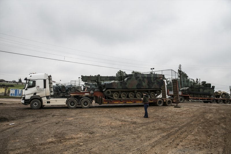 Türk Silahlı Kuvvetleri (TSK) tarafından Hatay'daki sınır birliklerine fırtına obüsü ve askeri araç sevkiyatı yapıldı.