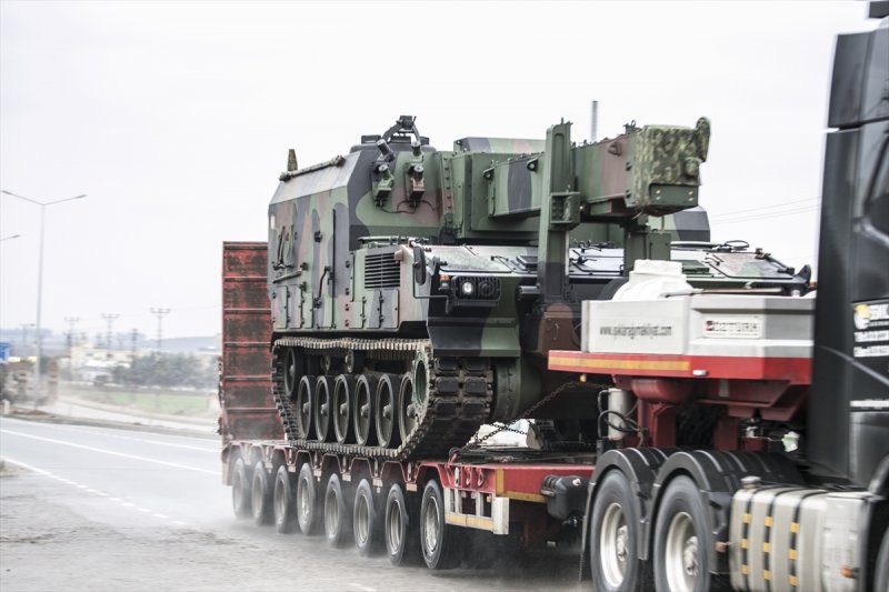 Türk Silahlı Kuvvetleri (TSK) tarafından Hatay'daki sınır birliklerine fırtına obüsü ve askeri araç sevkiyatı yapıldı.