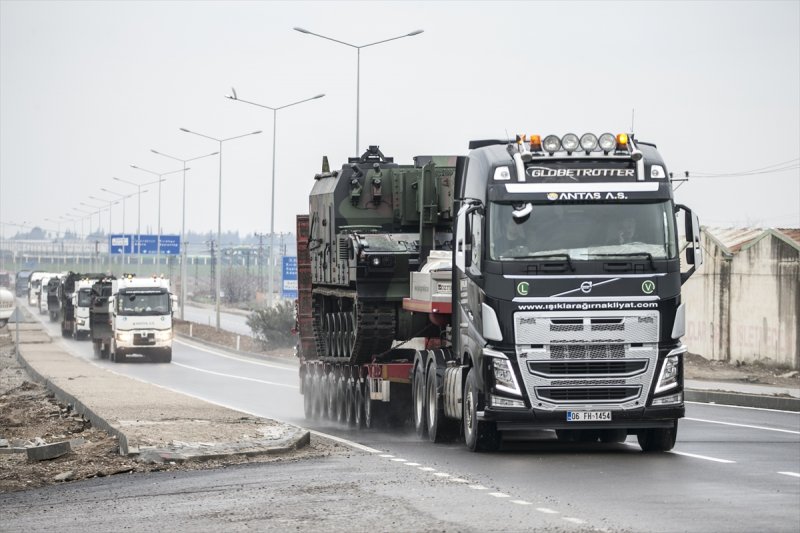 Türk Silahlı Kuvvetleri (TSK) tarafından Hatay'daki sınır birliklerine fırtına obüsü ve askeri araç sevkiyatı yapıldı.