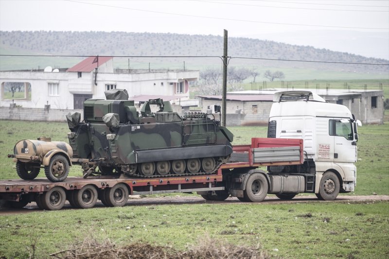 Türk Silahlı Kuvvetleri (TSK) tarafından Hatay'daki sınır birliklerine fırtına obüsü ve askeri araç sevkiyatı yapıldı.